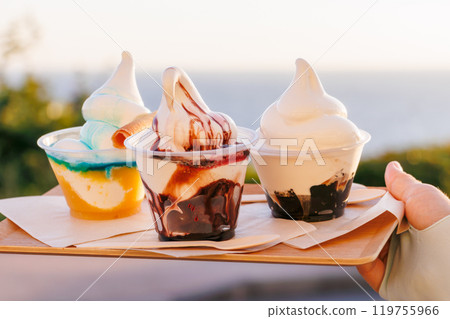 色彩繽紛、可愛的軟冰淇淋聖代。位於伊豆最南端的愛合岬，是一家俯瞰太平洋的咖啡館。 2024年 119755966