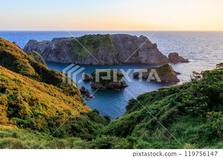 The deep blue sea of Hirizo Beach at sunset, as seen from the observation deck on the cape. Aiai Cape, Iruma, Minamiizu Town, Kamo District, Izu Peninsula, Shizuoka Prefecture 119756147