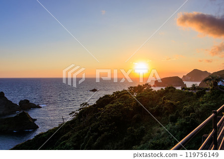 從海角的觀景台看到日落時分的Hirizo海灘深藍色的大海。 靜岡縣伊豆半島加茂郡南伊豆町入井合岬 119756149