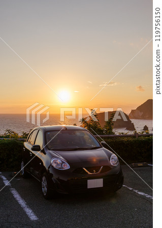 從海角的觀景台看到日落時分的Hirizo海灘深藍色的大海。 靜岡縣伊豆半島加茂郡南伊豆町入井合岬 119756150