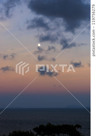 A crescent moon rose in the evening sky. Iruma Aiai Cape, Minamiizu-cho, Kamo-gun, Izu Peninsula, Shizuoka Prefecture 2024 119756279