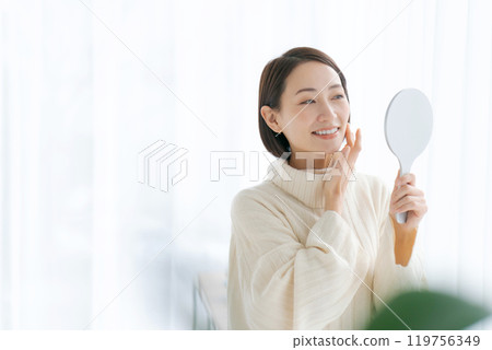 感覺皮膚水分的中年女人 感覺皮膚水分的中年女人 119756349