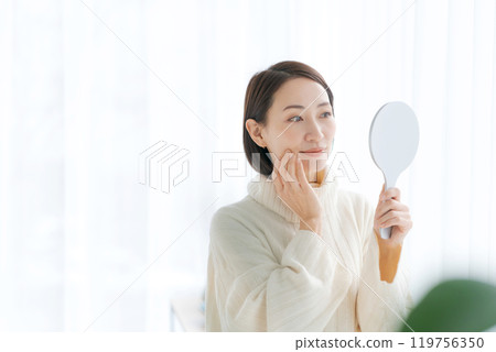 感覺皮膚水分的中年女人 感覺皮膚水分的中年女人 119756350