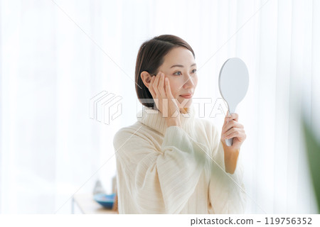 Middle-aged women who feel the moisture of their skin 119756352