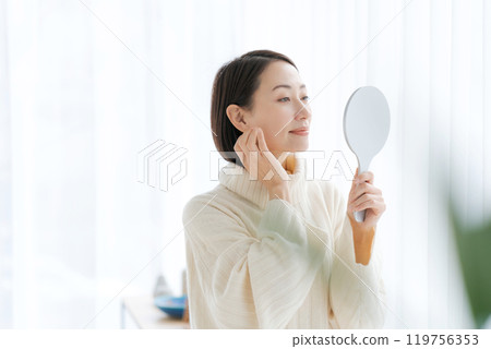 Middle-aged women who feel the moisture of their skin 119756353