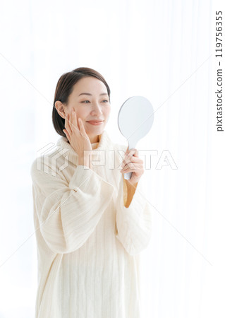 感覺皮膚水分的中年女人 感覺皮膚水分的中年女人 119756355