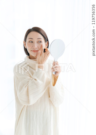 感覺皮膚水分的中年女人 感覺皮膚水分的中年女人 119756356