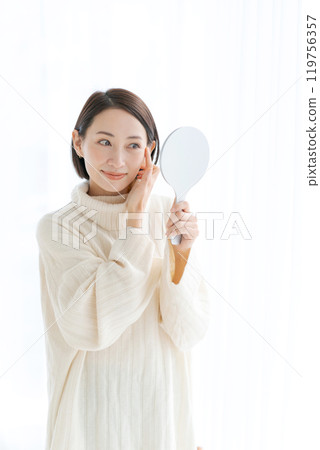 感覺皮膚水分的中年女人 感覺皮膚水分的中年女人 119756357