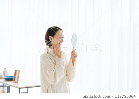 Middle-aged women who feel the moisture of their skin Middle-aged women who feel the moisture of their skin 119756364