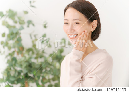 Middle-aged women who feel the moisture of their skin 119756455