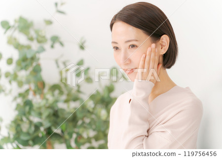 Middle-aged women who feel the moisture of their skin 119756456