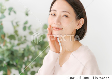 Middle-aged women who feel the moisture of their skin 119756563