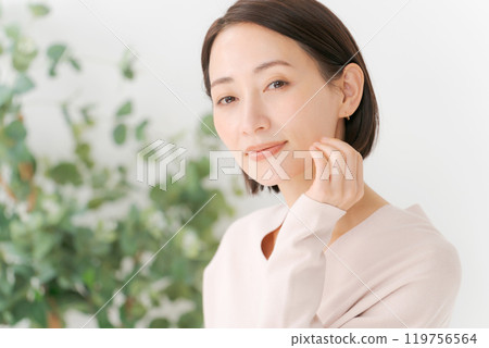 感覺皮膚水分的中年女人 119756564