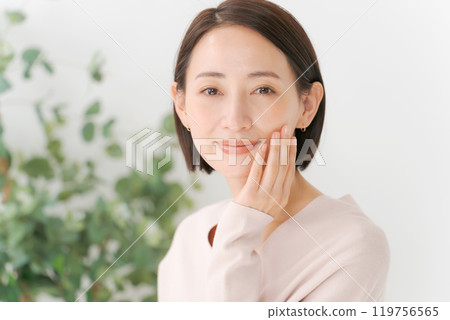 感覺皮膚水分的中年女人 感覺皮膚水分的中年女人 119756565