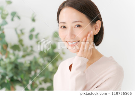 感覺皮膚水分的中年女人 感覺皮膚水分的中年女人 119756566
