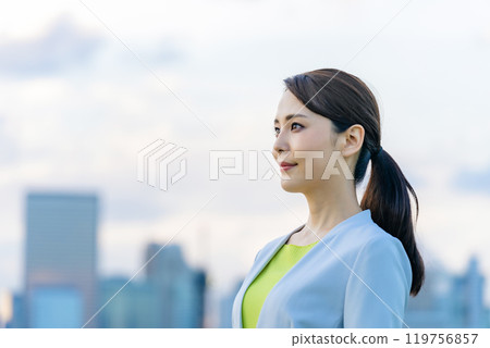 遠眺城市前方的女人 遠眺城市前方的女人 119756857