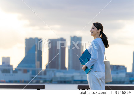 Business woman standing against the backdrop of the city Business woman standing against the backdrop of the city 119756899