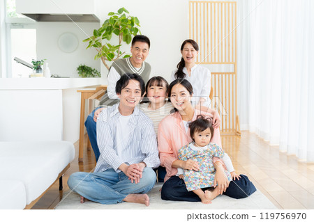 三代家庭在客廳放鬆 119756970