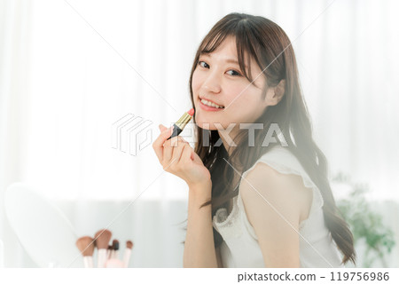 年輕的亞洲女性化妝(口紅、胭脂、光澤、嘴唇) 年輕的亞洲女性化妝(口紅、胭脂、光澤、嘴唇) 119756986