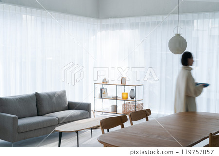 一個女人攜帶食物 一個女人攜帶食物 119757057