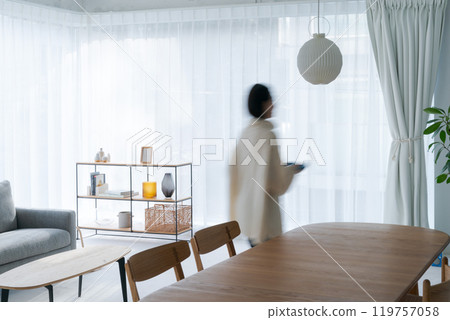 一個女人攜帶食物 119757058