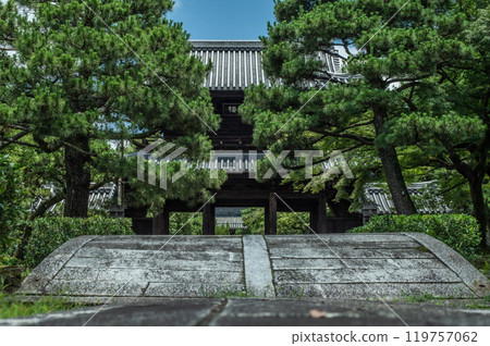 The grounds of Kenninji Temple surrounded by fresh greenery 119757062