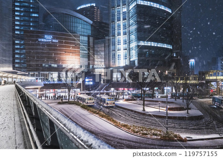 Winter city night view of Kawasaki: Snow falling on the bus rotary at the west exit of Kawasaki Station [Kawasaki City, Kanagawa Prefecture] 119757155