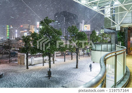 冬天的川崎市夜景～川崎車站前的雪景【神奈川縣川崎市】 119757164
