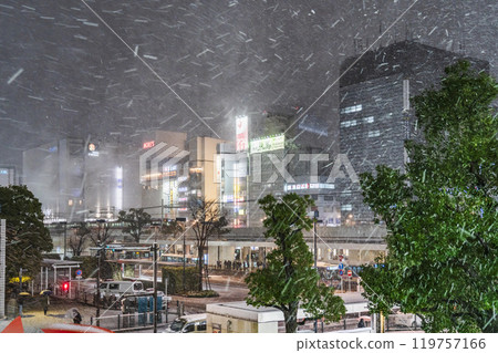 冬季川崎市的都會夜景～雪花飄落的川崎車站前的風景【神奈川縣】 119757166