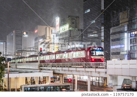 Winter city night view of Kawasaki - A Keikyu Line train running in front of Kawasaki Station as snow falls [Kawasaki City, Kanagawa Prefecture] 119757170