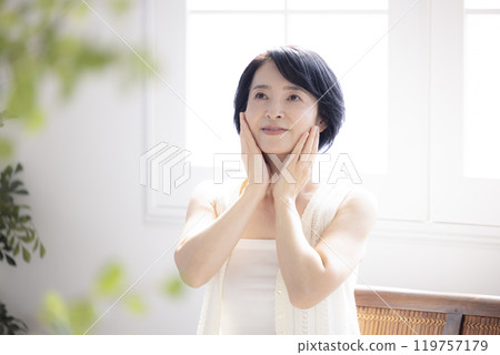 Beauty image Portrait of middle woman 119757179