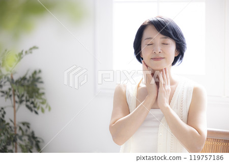 Beauty image Portrait of middle woman 119757186