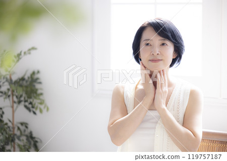 Beauty image Portrait of middle woman Beauty image Portrait of middle woman 119757187