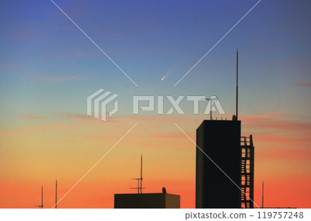 從橫濱市港南區看到的色金山/阿特拉斯彗星（2024年10月2日） 119757248