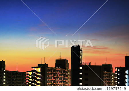 Shijinzan and Comet Atlas as seen from Konan Ward, Yokohama (October 2, 2024) 119757249