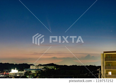 Shijinzan and Comet Atlas as seen from Konan Ward, Yokohama (October 14, 2024) 119757252
