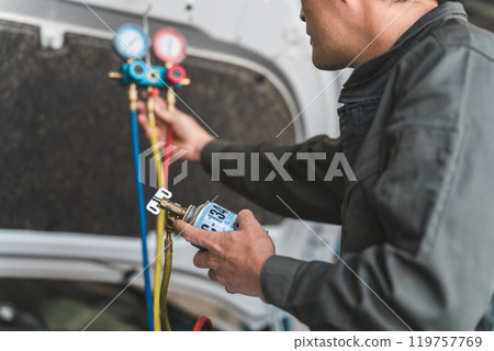 使用歧管儀表的男性汽車機械師 使用歧管儀表的男性汽車機械師 119757769