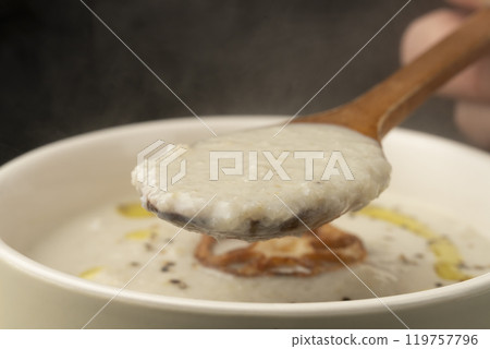 用湯匙把蓮藕湯舀起來 用湯匙把蓮藕湯舀起來 119757796