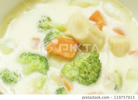用大量牛奶和蔬菜製成的熱奶油燉菜。 119757813