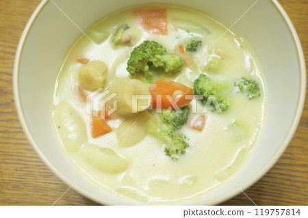 用大量牛奶和蔬菜製成的熱奶油燉菜。 119757814