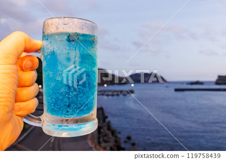 The beautiful blue Hirizo Sour is inspired by the color of the ocean at Hirizohama Beach. It is a delicious lemon sour. 119758439