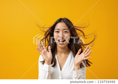 A woman who speaks with a smile 119758498