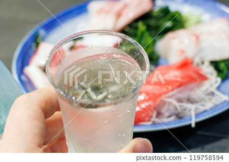 Along with local sake from the Izu Peninsula, we also have a specially ordered sashimi platter, including yellowtail amberjack, red sea bream, yellowfin tuna, and common octopus from southern Izu. Along with local sake from the Izu Peninsula, we also have a specially ordered sashimi platter, including yellowtail amberjack, red sea bream, yellowfin tuna, and common octopus from southern Izu. 119758594