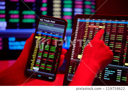 Analyzing Stock Market Data on Multiple Screens Analyzing Stock Market Data on Multiple Screens 119758622