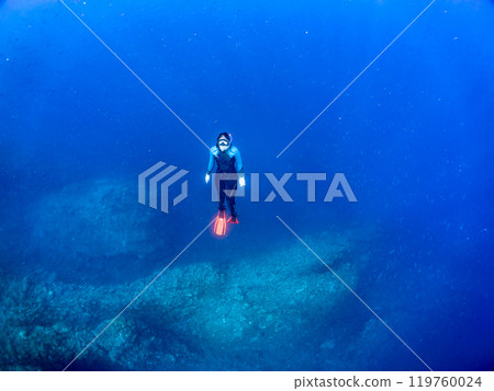 A cute pair of clownfish, a school of three-spotted damselfish and others. Skin divers are also swimming. Nakagi Hirizo Beach 2024 119760024