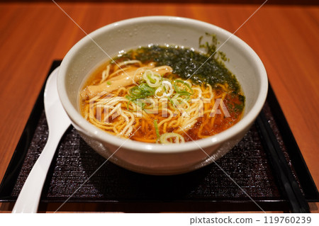 Yonakisoba is a Japanese ramen with a light soy sauce base. 119760239