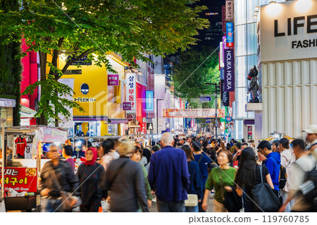 首爾明洞夜間 *局部柔焦 119760785