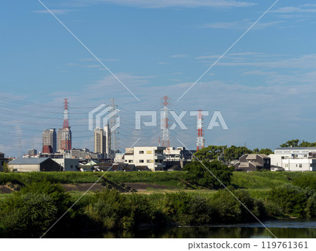 Town along the Yamato River and power transmission towers 119761361