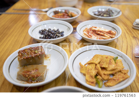 A collection of delicious Korean side dishes. 119761563