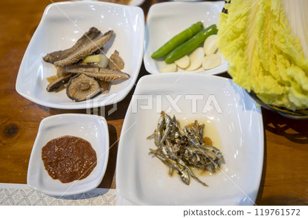 A collection of delicious Korean side dishes. 119761572